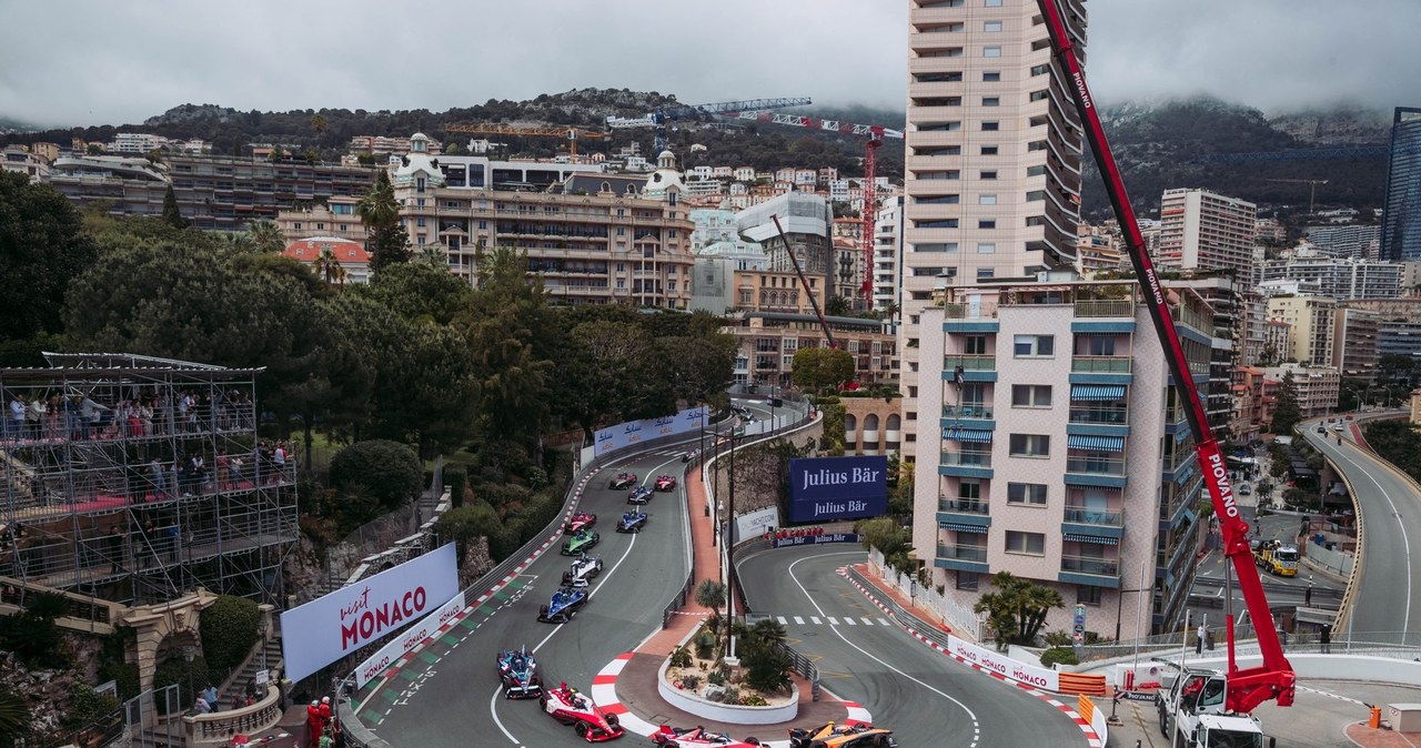 Jeden ze słynnych zakrętów podczas wyścigu w Monako (fot. Adam Pigott) /Nissan /materiały prasowe