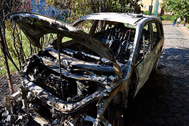 Jeden ze spalonych samochodów /Adam Warżawa /PAP