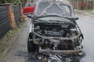 Jeden ze spalonych samochodów /KMP Lublin /Policja