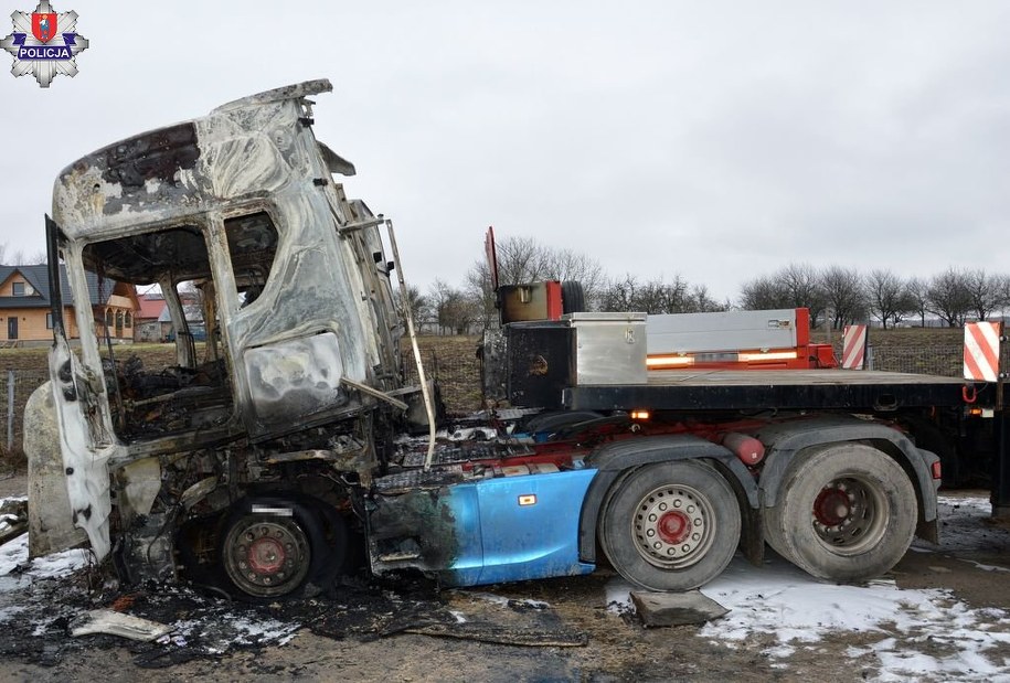 Jeden ze spalonych samochodów /KMP Zamość /Policja
