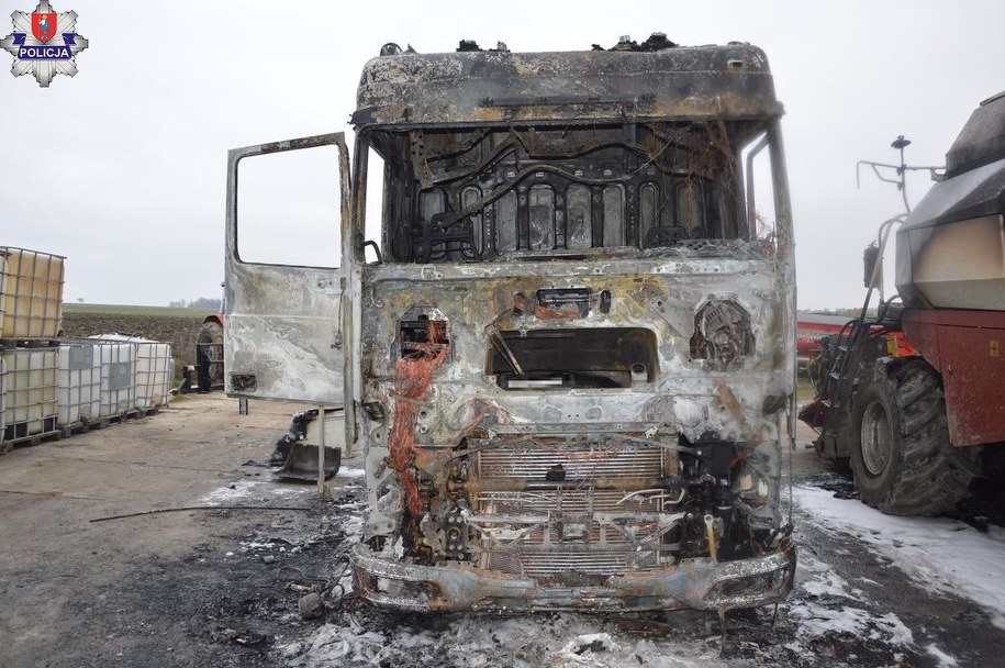 Jeden ze spalonych samochodów /KMP Zamość /Policja