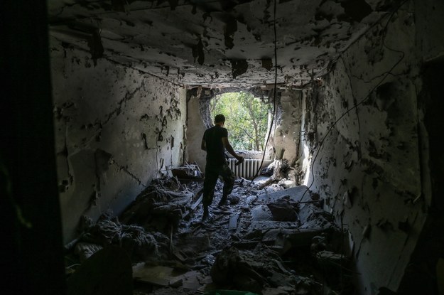 Jeden ze zbombardowanych domów na wschodzie Ukrainy /Sergei Ilnitsky /PAP/EPA