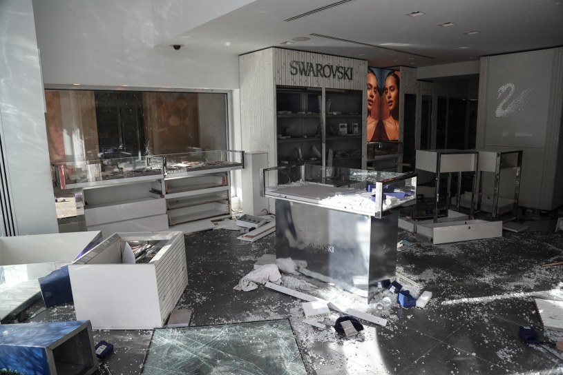 Jeden ze zdemolowanych sklepów /AFP