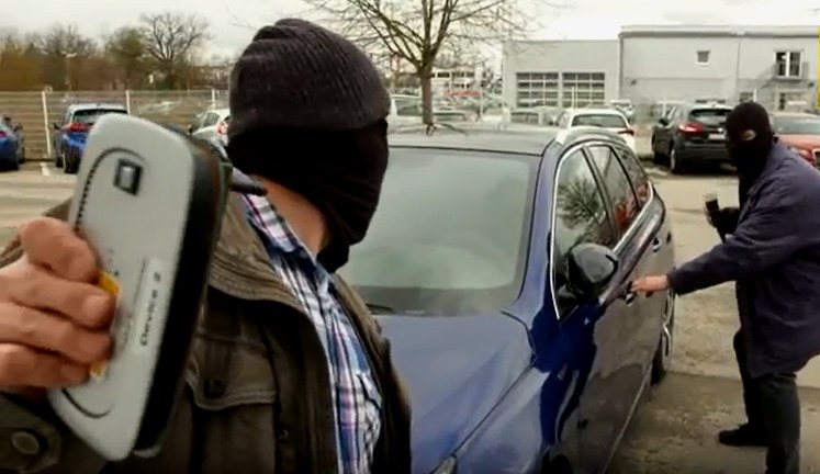 Jeden ze złodziei łapie sygnał z kluczyka i przekazuje do drugiego, który wsiada do auta /Informacja prasowa