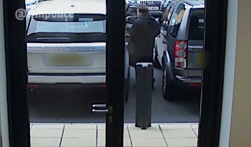 Jeden ze złodziei, wsiadający do Range Rovera /Policja