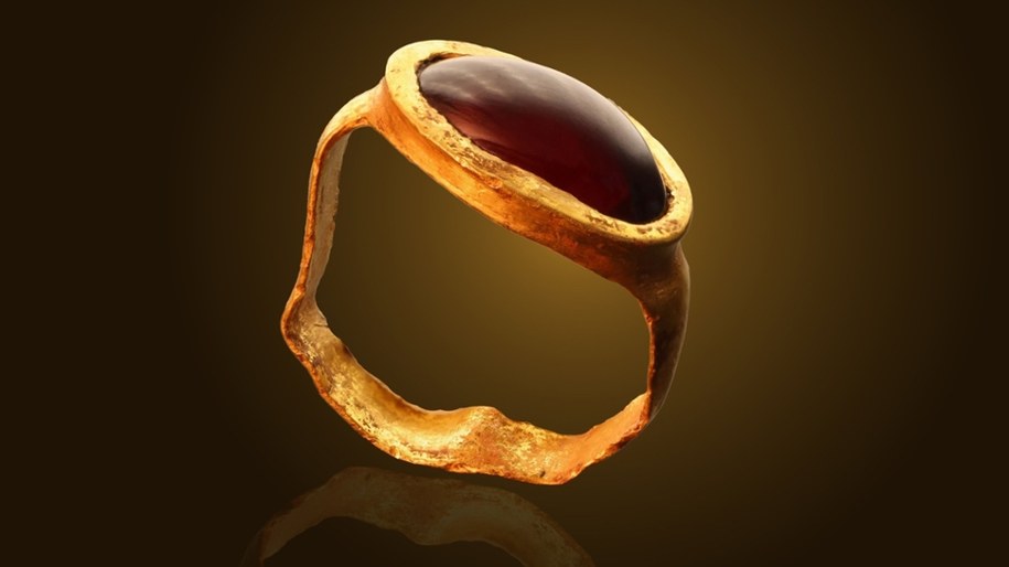 Jeden ze złotych pierścieni /foto: Israel Antiquities Authority /