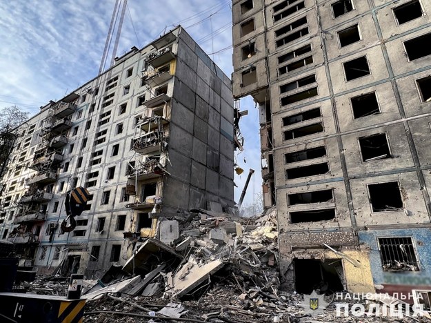 Jeden ze zniszczonych budynków /UKRAINE NATIONAL POLICE HANDOUT /PAP/EPA