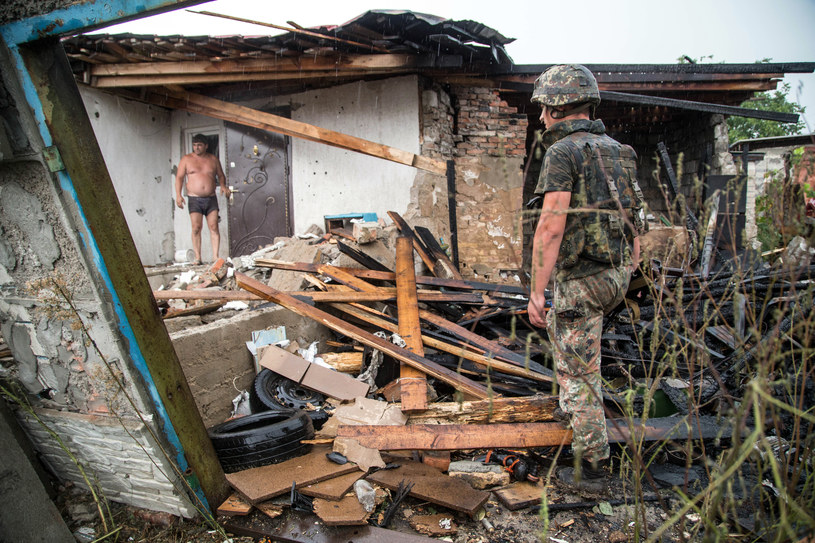 Jeden ze zniszczonych domów na wschodniej Ukrainie /AFP