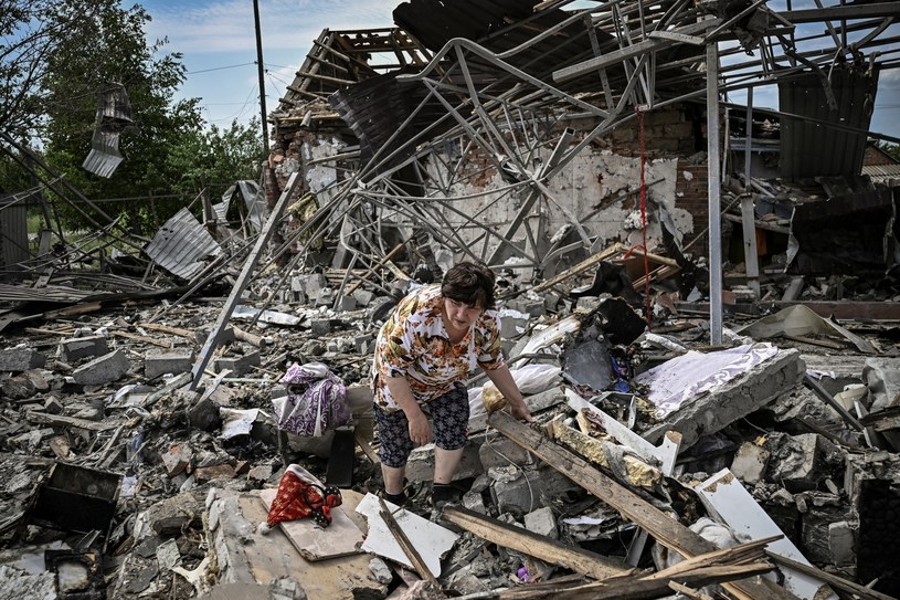 Jeden ze zniszczonych domów po atakach rakietowych w Słowiańsku /ARIS MESSINIS / AFP /AFP