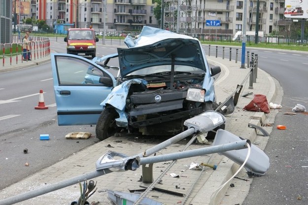 Jeden ze zniszczonych samochodów /Jacek Skóra /RMF FM