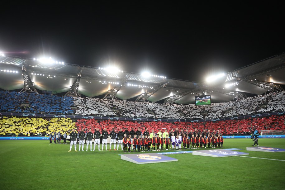 Jedna część trybun stała się biało-czerwona, a druga żółto-niebieska / 	Leszek Szymański    /PAP