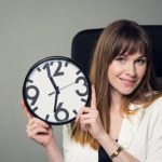 Jedna godzina więcej warta w pracy. Ile pracownik dostanie za zmianę czasu?