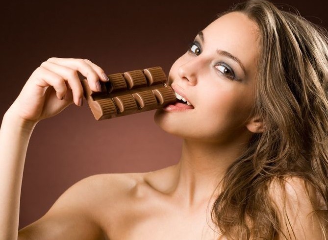 Jedna kostka czekolady dostarcza nam więcej serotoniny, niż namiętny pocałunek /123RF/PICSEL