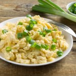 Jedna łyżka na jedno jajko. Jajecznica w takiej wersji jest najzdrowsza i bardzo smaczna