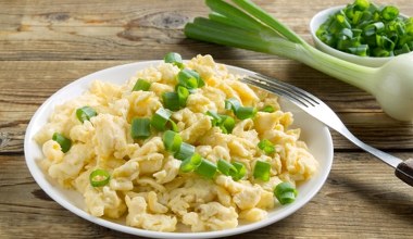 Jedna łyżka na jedno jajko. Jajecznica w takiej wersji jest najzdrowsza i bardzo smaczna