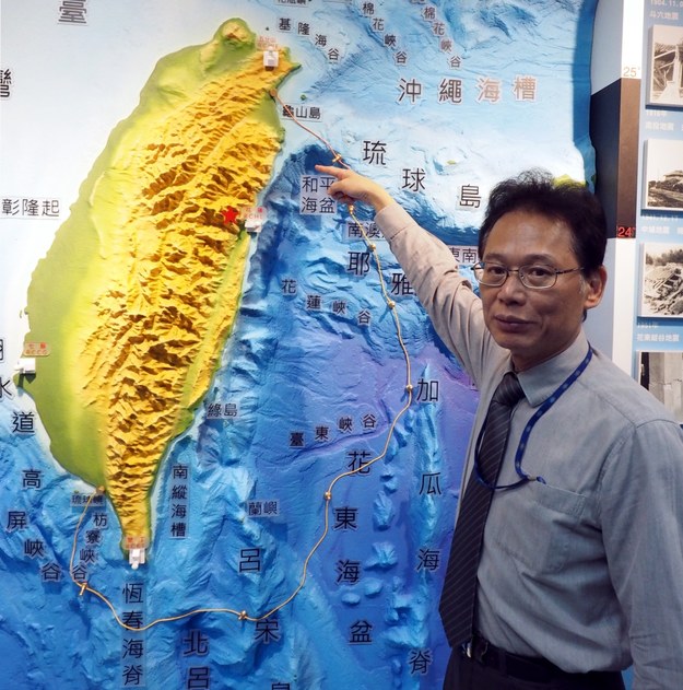 Jedna ofiara śmiertelna trzęsienia ziemi w Tajwanie. Kraj przygotowuje się na przejście tajfunu /DAVID CHANG  /PAP/EPA