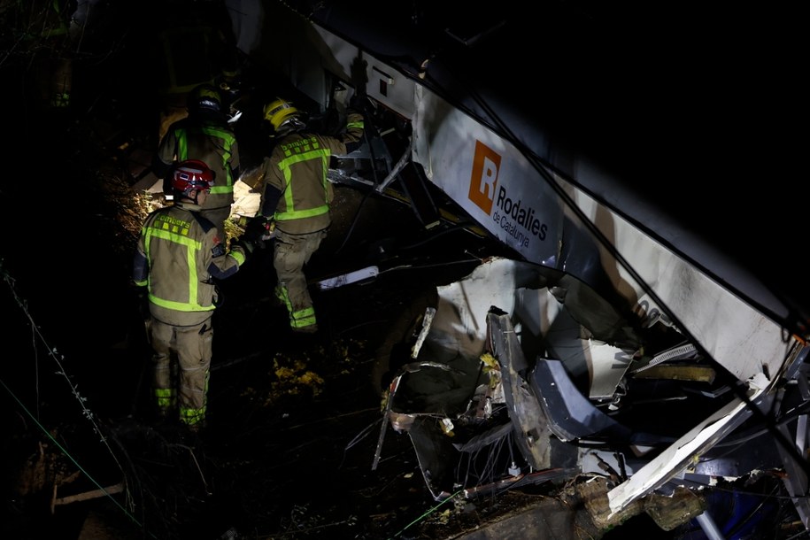 Jedna osoba nie żyje, a kilkanaście zostało rannych po zawaleniu się we wtorek muru na pociąg w prowincji Barcelona. /PAP/EPA/ALBERTO ESTEVEZ /PAP/EPA