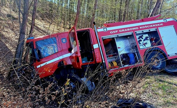 Jedna osoba nie żyje, auto strażaków w rowie. Poważny wypadek w majówkę