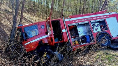 Jedna osoba nie żyje, auto strażaków w rowie. Poważny wypadek w majówkę
