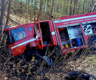 Jedna osoba nie żyje, auto strażaków w rowie. Poważny wypadek w majówkę