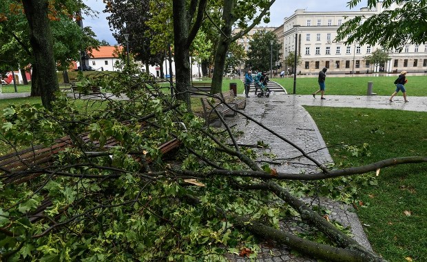 Jedna osoba nie żyje, dwie zostały ranne. Tragiczny bilans gwałtownych burz