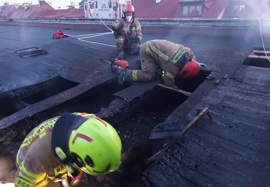 Jedna osoba trafiła do szpitala w wyniku pożaru, do którego doszło w trzypiętrowej kamienicy w Zabrzu /Komenda Miejska Państwowej Straży Pożarnej w Zabrzu /