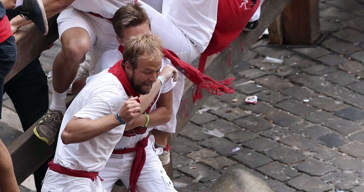 Jedna osoba wzięta na rogi przez byki w Pampelunie