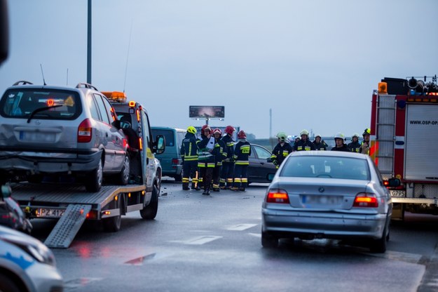 Jedna osoba zginęła, a 9 zostało rannych w karambolu, do którego doszło w wielkanocny poniedziałek na autostradzie A2. /Marek Zakrzewski /PAP