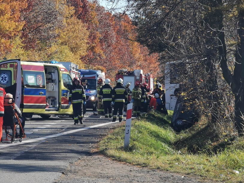 Jedna osoba zginęła, a co najmniej cztery zostały ranne w wyniku czołowego zderzenia volkswagena golfa z autobusem /Ratownictwo Powiat Pszczyński/Jastrzębie-Zdrój - Informacje Drogowe /facebook.com