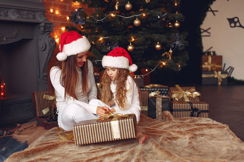 Jedna trzecia Polaków podaruje świąteczne prezenty tylko najbliższej rodzinie /123RF/PICSEL