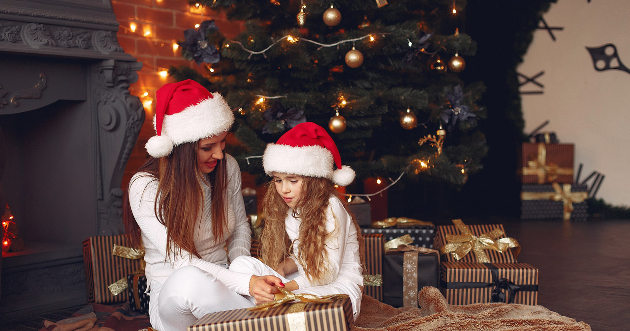 Jedna trzecia Polaków podaruje świąteczne prezenty tylko najbliższej rodzinie /123RF/PICSEL