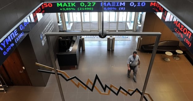 Jedna z agencji ratingowych obniżyła status greckich obligacji państwowych do poziomu śmieciowego /AFP
