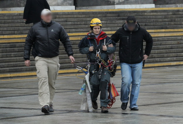 Jedna z aktywistek Greenpeace zatrzymana przez policję /Radek Pietruszka /PAP