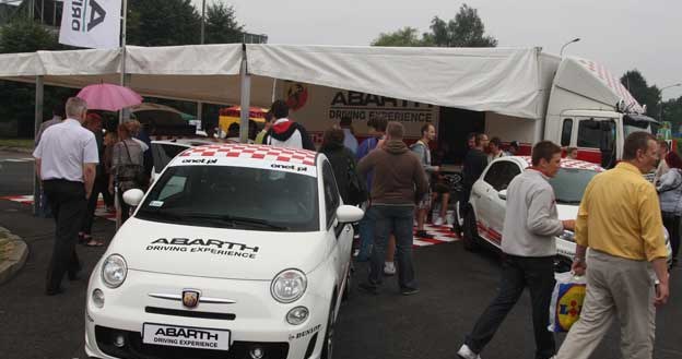 Jedną z atrakcji "Dnia  Rodzinnego"  była wystawa Abarth Driving Experience /INTERIA.PL