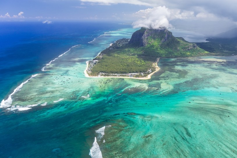 Jedną z atrakcji naturalnych Mauritiusa jest podwodny wodospad, który powstał w wyniku odpływu. Gromadzi się tam piasek i muł tworząc jedyne w swoim rodzaju złudzenie optyczne /123RF/PICSEL