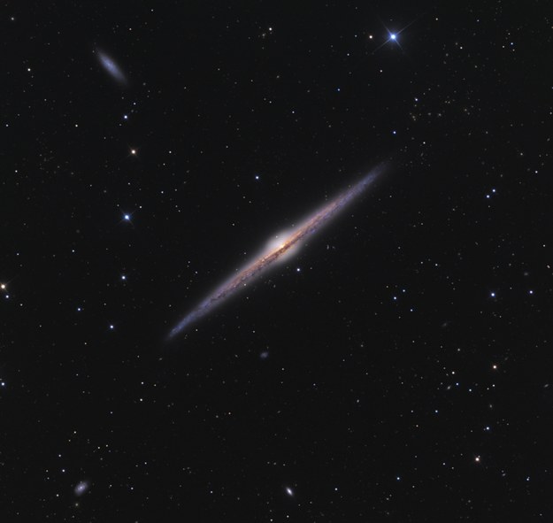 Jedna z badanych galaktyk, NGC 4565, odległa od nas o 30-50 millionów lat świetlnych /Ken Crawford /Materiały prasowe