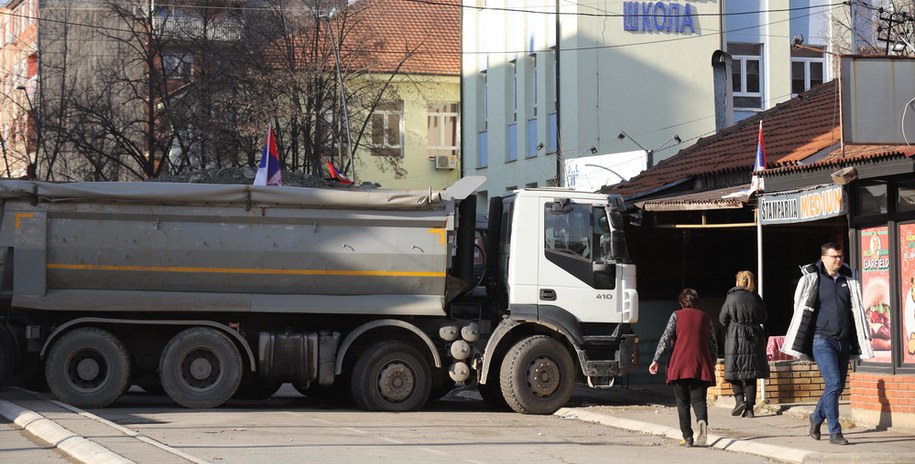 Jedna z blokad, którą Serbowie postawili na początku grudnia /STR /PAP/EPA