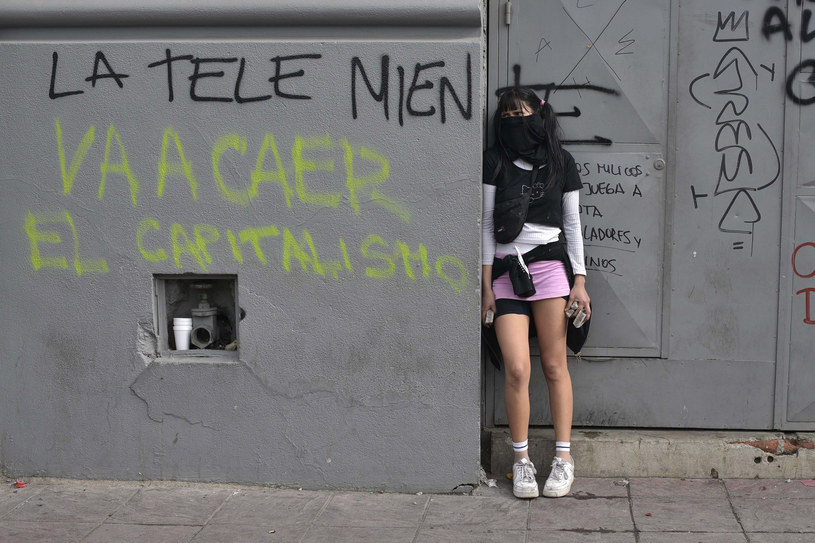 Jedna z demonstrantek podczas zamieszek w Chile /AFP