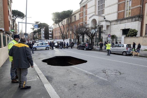 Jedna z dziur na rzymskiej ulicy /MASSIMO PERCOSSI /PAP/EPA