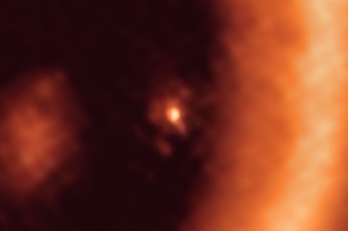 Jedna z egzoplanet ma własny dysk. Z niego powstaną egzoksiężyce. /ALMA (ESO/NAOJ/NRAO)/Benisty et al. /materiał zewnętrzny