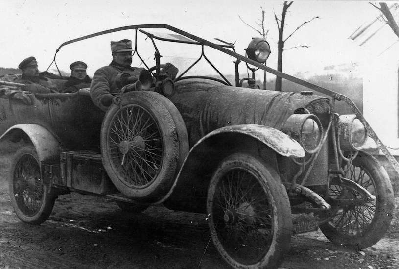 Jedna z fotografii przekazanych w darze Muzeum Historii Fotografii. Jan Z. Włodek prowadzi swojego fiata - dyspozycyjny samochód Departamentu Wojskowego. /Muzeum Historii Fotografii w Krakowie