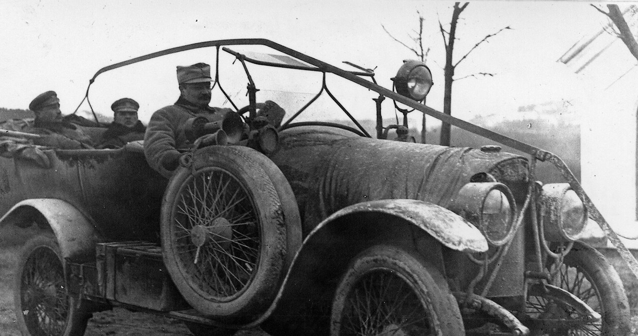 Jedna z fotografii przekazanych w darze Muzeum Historii Fotografii. Jan Z. Włodek prowadzi swojego fiata - dyspozycyjny samochód Departamentu Wojskowego. /Muzeum Historii Fotografii w Krakowie