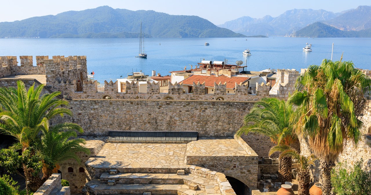 Jedną z głównych atrakcji Marmaris jest tutejszy Zamek Marmaris, z którego można podziwiać zachwycające widoki. /East News