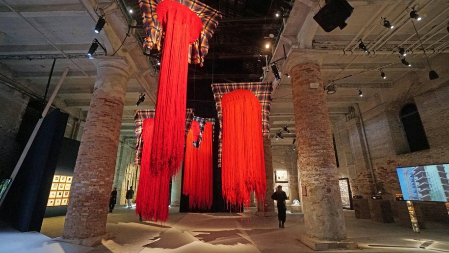 Jedna z instalacji na Venice Biennale 2026 /ANDREA MEROLA /PAP
