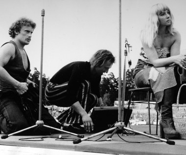 Jedną z kochanek aktora była piosenkarka Maryla Rodowicz. Olbrychski jeździł z nią na koncerty, nosił za nią gitarę.  

"Byliśmy szaleni. Potrafiliśmy przez dwa dni jechać konno, wierzchem z Warszawy do Drohiczyna, rodzinnego miasteczka Daniela. 120 kilometrów w jedną stronę! I z powrotem też! Zajęło nam to dwa dni przez pola i lasy, spaliśmy na jakimś sianie, wpadaliśmy do knajp po drodze jak do jakichś salonów na Dzikim Zachodzie, przytraczając konie obok przystanków PKS-u" - relację wokalistki przytoczyła w książce "Dżentelmeni PRL-u" Emilia Padoł.

Życie pary nie było jednak ciągłą idyllą. Gdy aktor zakochał się w Rodowicz, był mężem innej kobiety. Ich wspólny rytm życia zakłócała też ogromna liczba koncertów, jakie grała piosenkarka. Mogli mieć dziecko, ale ciąża Rodowicz skończyła się poronieniem, a ich związek skandalem.  