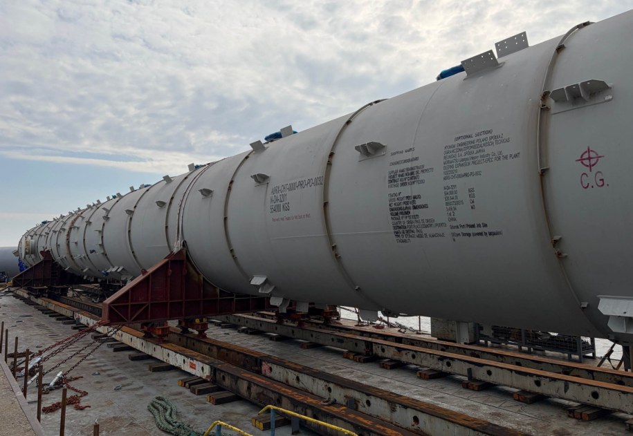 Jedna z kolumn na specjalnych barkach /Orlen /PAP