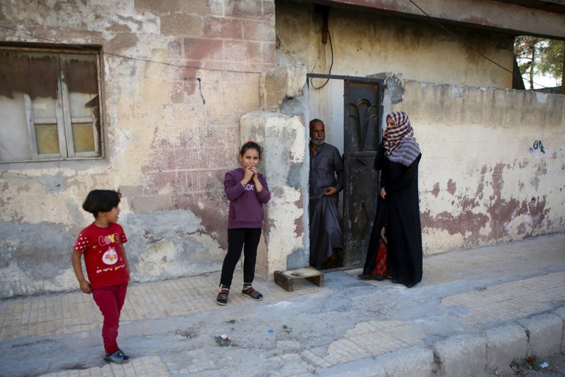 Jedna z kurdyjskich rodzin, która nie opuściła swojego domostwa w Syrii /AFP