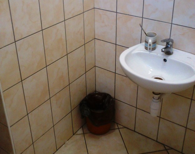 Jedna z łazienek w komenadzie policji w Szczecinie /Aneta Łuczkowska /RMF FM