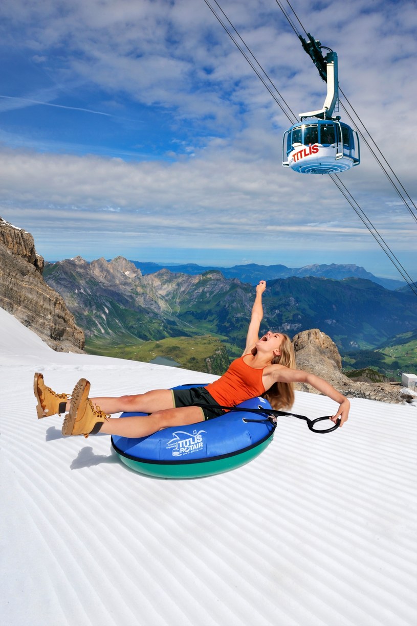 Jedna z letnich atrakcji na Titlis: snow tubing /Switzerland Tourism