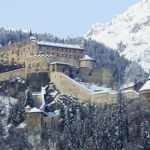 Jedna z najbardziej imponujących warowni w Alpach. Kręcono tu wiele filmów